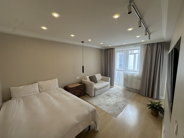 Studio with separate kitchen and balcony — Photo 1 of 10
