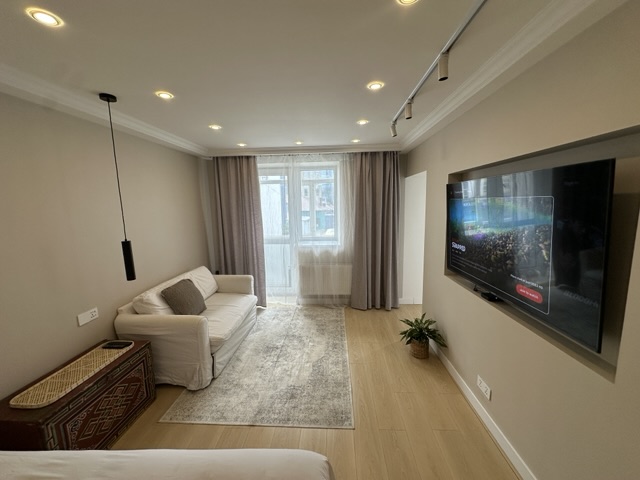 Studio with separate kitchen and balcony — Photo 2 of 10