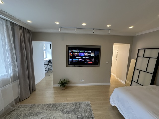 Studio with separate kitchen and balcony — Photo 3 of 10