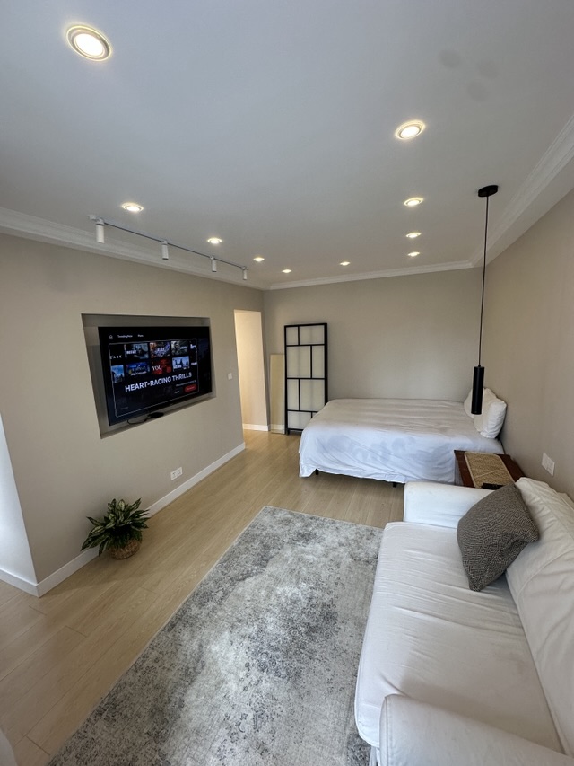 Studio with separate kitchen and balcony — Photo 4 of 10