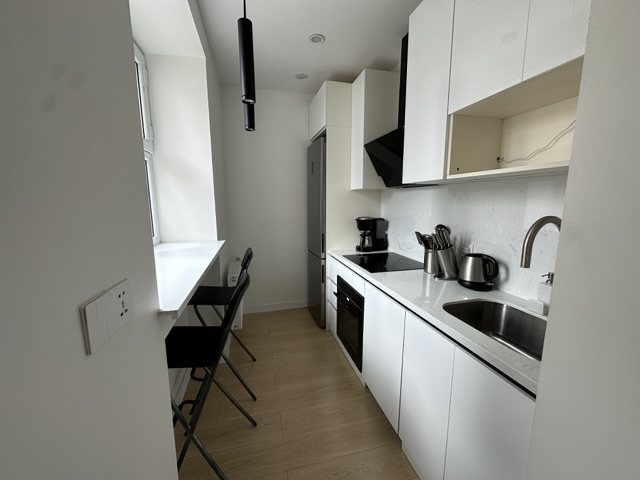 Studio with separate kitchen and balcony — Photo 6 of 10