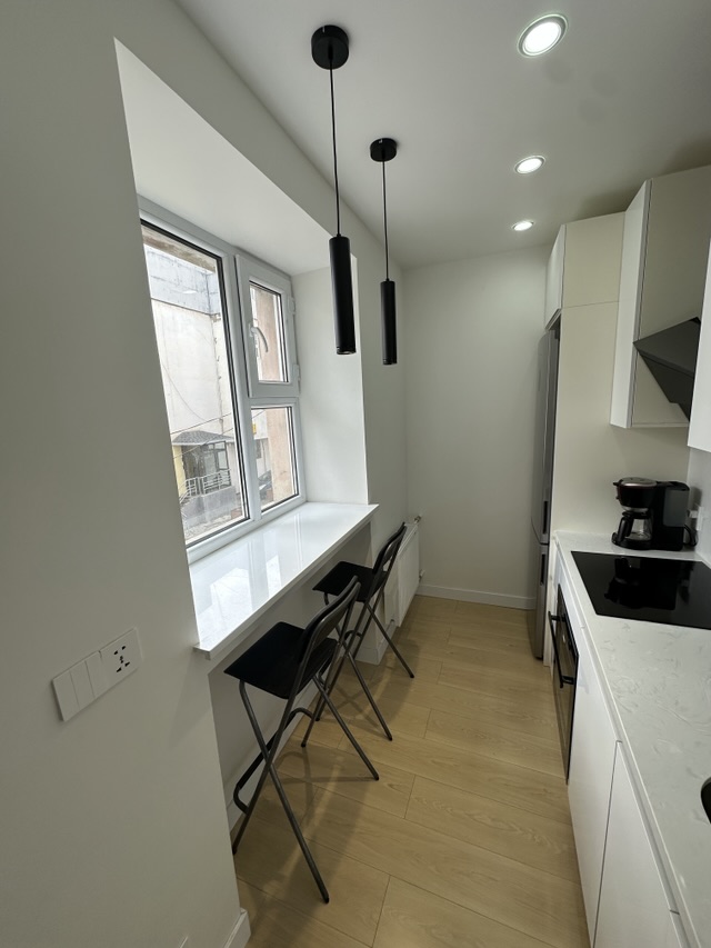 Studio with separate kitchen and balcony — Photo 7 of 10