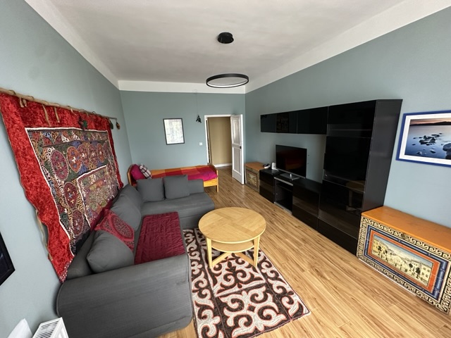Sage-green one-bedroom with a balcony — Photo 1 of 8