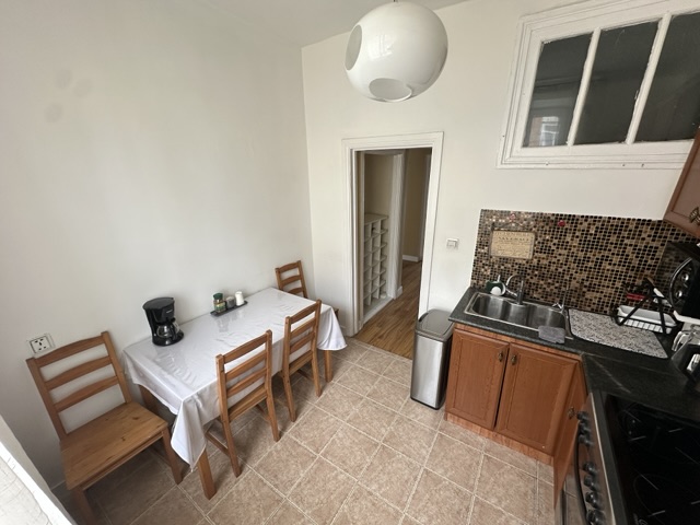 Sage-green one-bedroom with a balcony — Photo 4 of 8