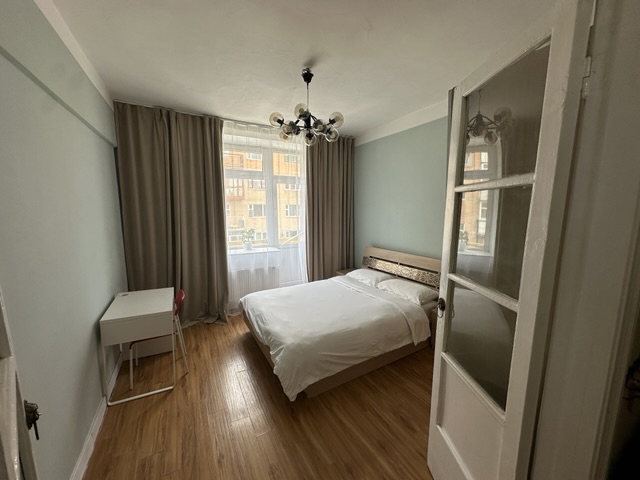 Sage-green one-bedroom with a balcony — Photo 6 of 8