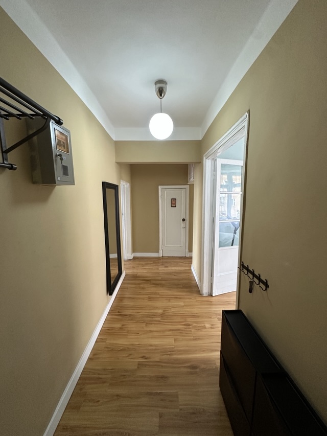 Sage-green one-bedroom with a balcony — Photo 8 of 8