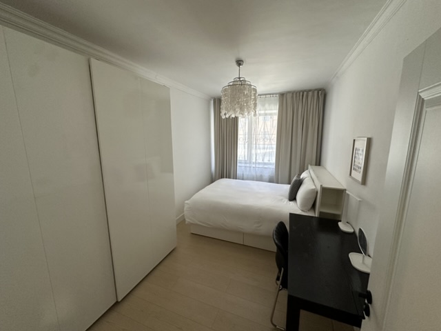 Three-bedroom flat with chandeliers — Photo 1 of 6