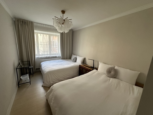 Three-bedroom flat with chandeliers — Photo 2 of 6