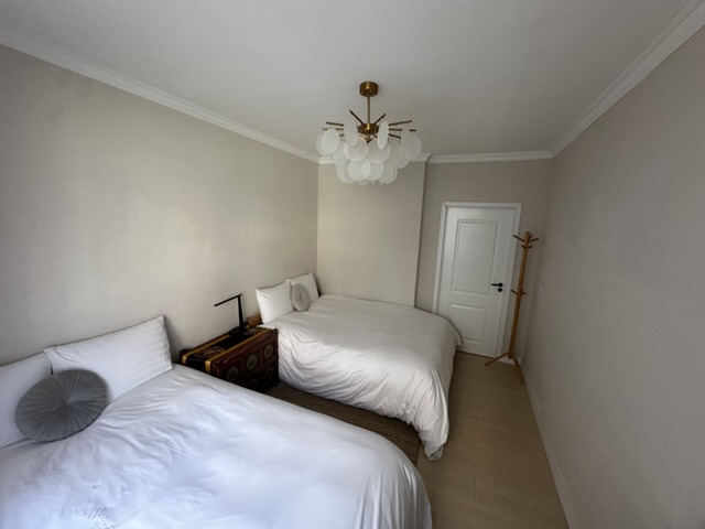 Three-bedroom flat with chandeliers — Photo 3 of 6